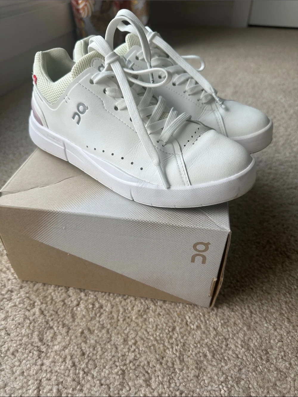 On Running White “The Roger” sneakers